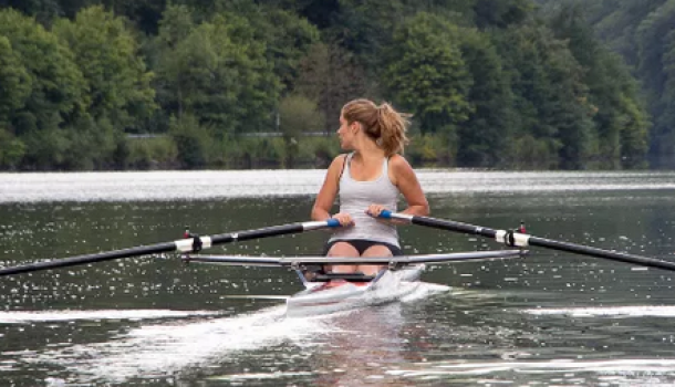 Roeiwerf Wiersma levert acht nieuwe skiffs aan Saar Rowing Center